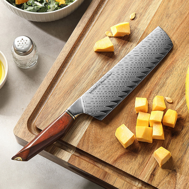 X03 Xing nakiri mes met pompoen op snijplank