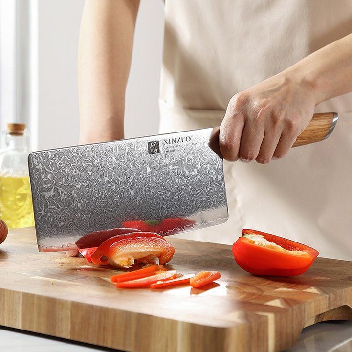 B37 Lan Chinese cleaver snijdt rode paprika op snijplank
