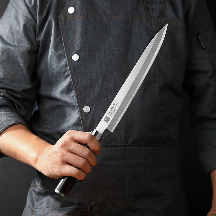 SE He sashimi mes in de hand, vooraanzicht