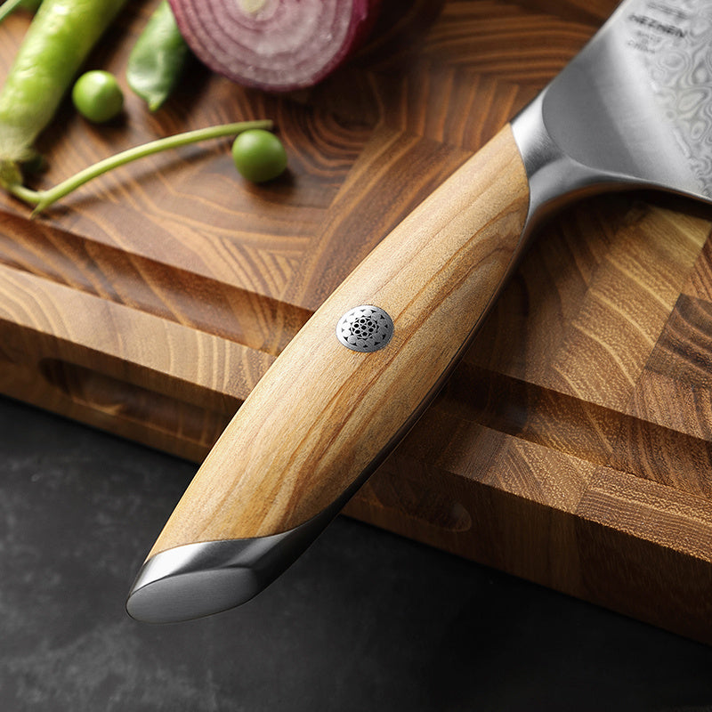 Houten handvat van een Hezhen X01 mes met gesneden groenten