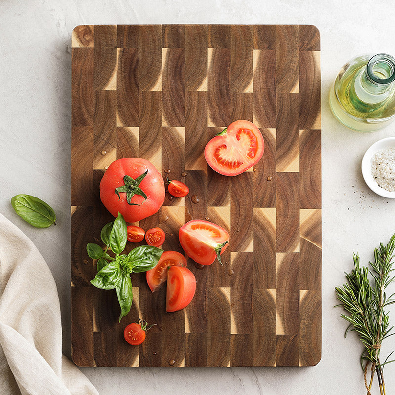 Kopshouten snijplank acacia met tomaten en basilicum erop
