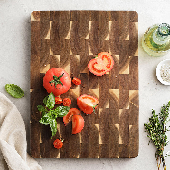 Kopshouten snijplank acacia met tomaten en basilicum erop