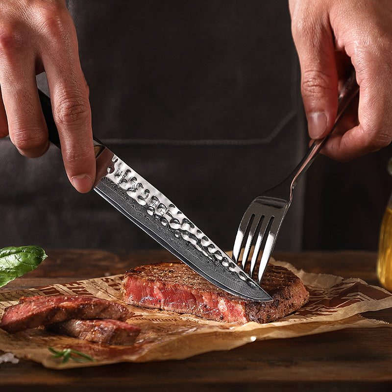 Hezhen B1Z Classic steakmes snijdt vlees, ondersteund door een vork