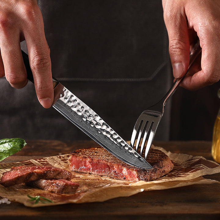 Hezhen B1Z Classic steakmes snijdt vlees, ondersteund door een vork