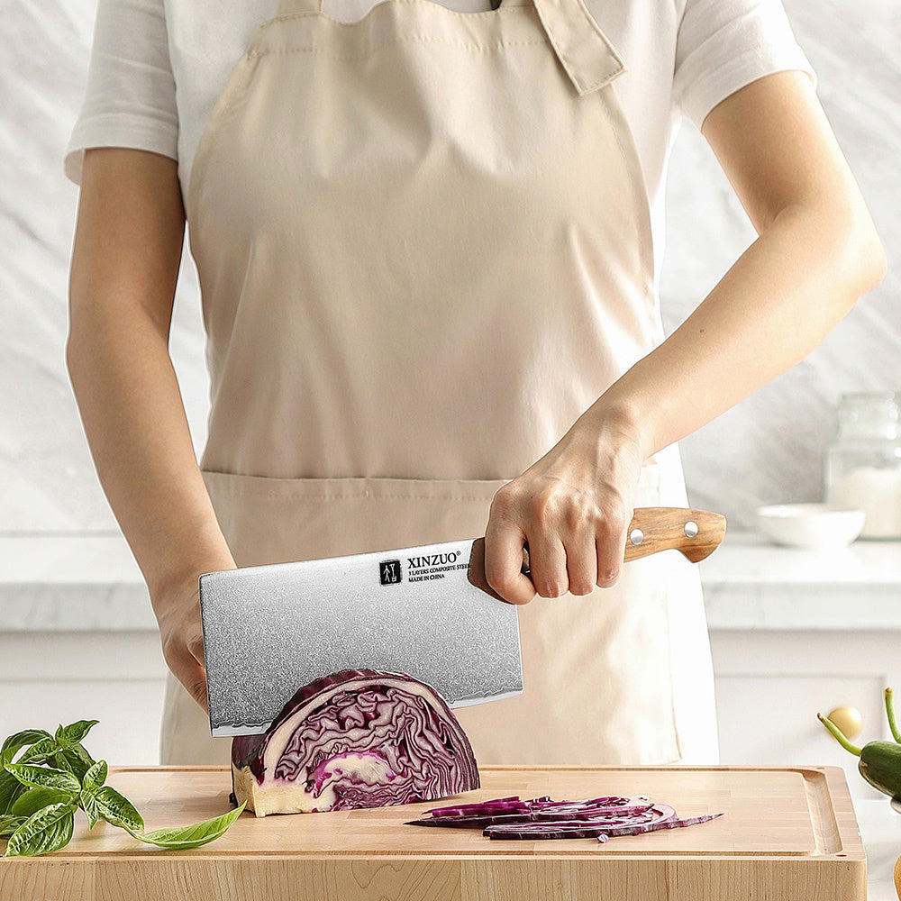 X02O Pin cleaver snijdt rode kool in lichte keuken
