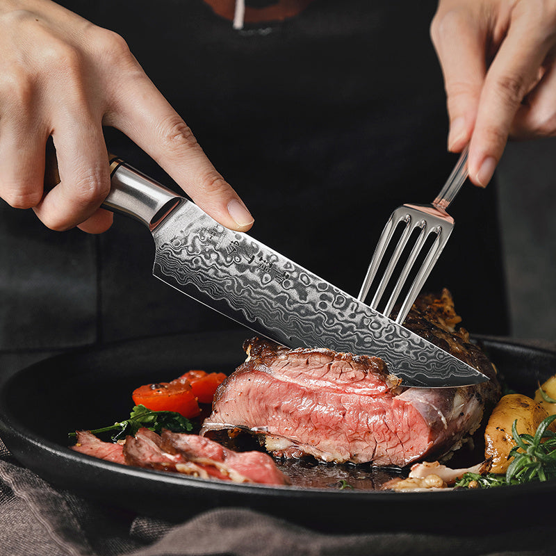 Hezhen B30 Master steakmes snijdt vlees op een bord