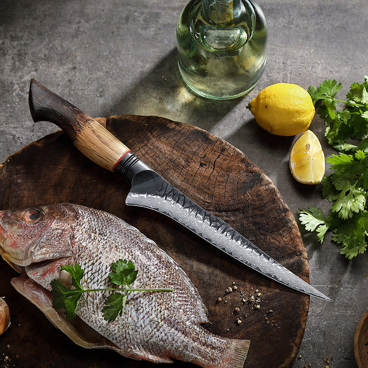 X06 Mo fileermes naast vis en ingrediënten op plank