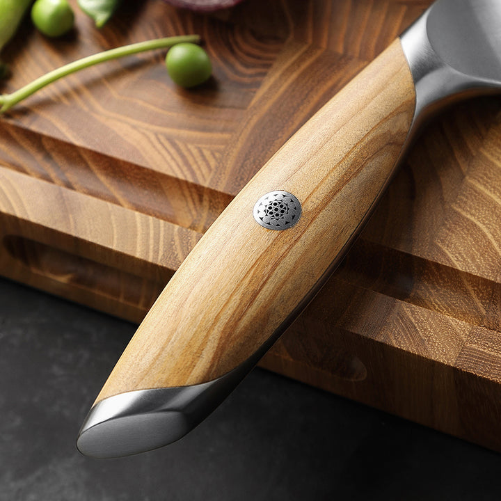 Houten handvat van het Hezhen X01 broodmes met metalen detail