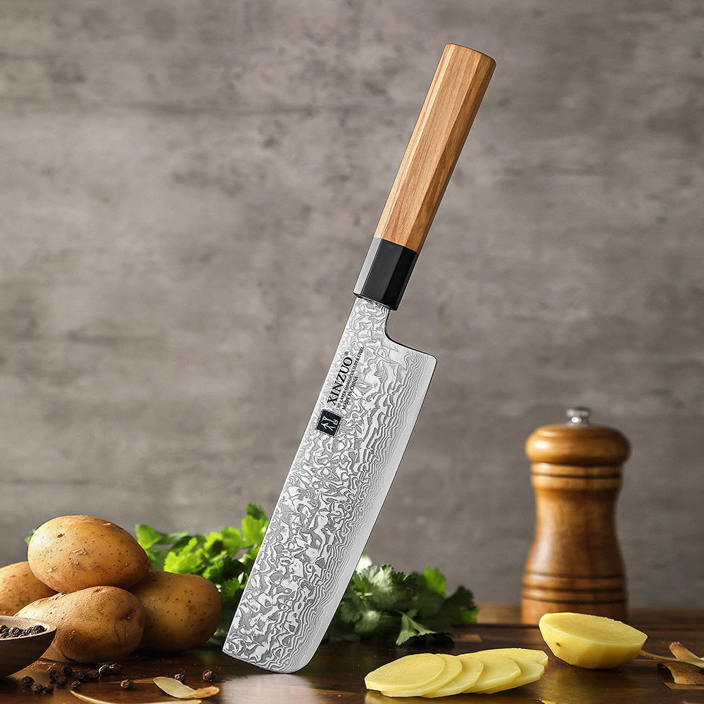 XinZuo PM8O Zhen nakiri mes staand op plank met aardappelen