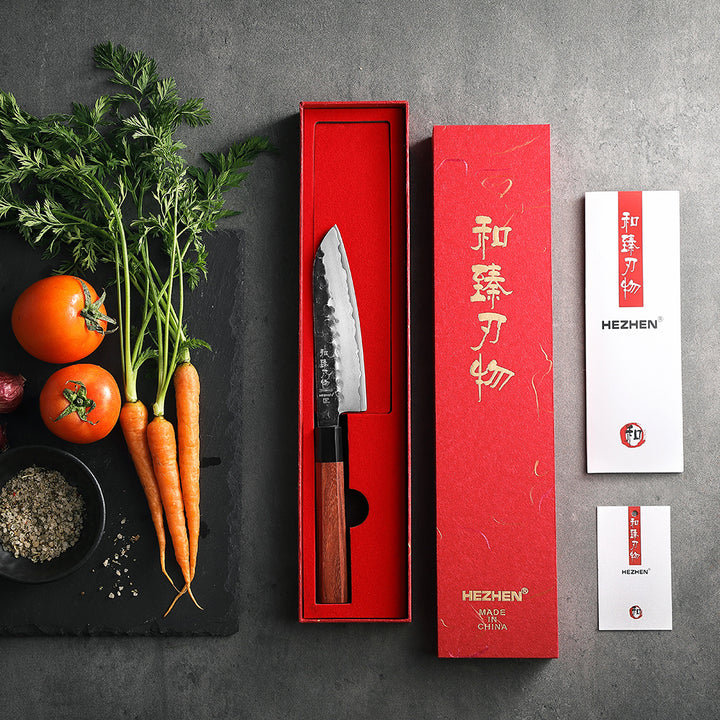 Hezhen PM8S Retro santokumes naast rode doos met tomaten en kruiden