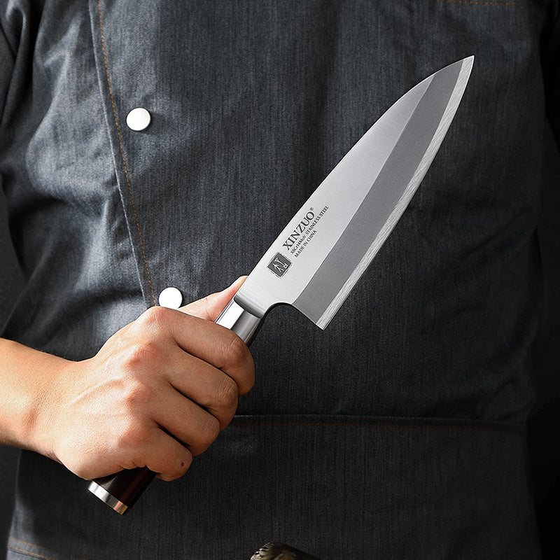 XinZuo SE He deba met houten handvat in een hand