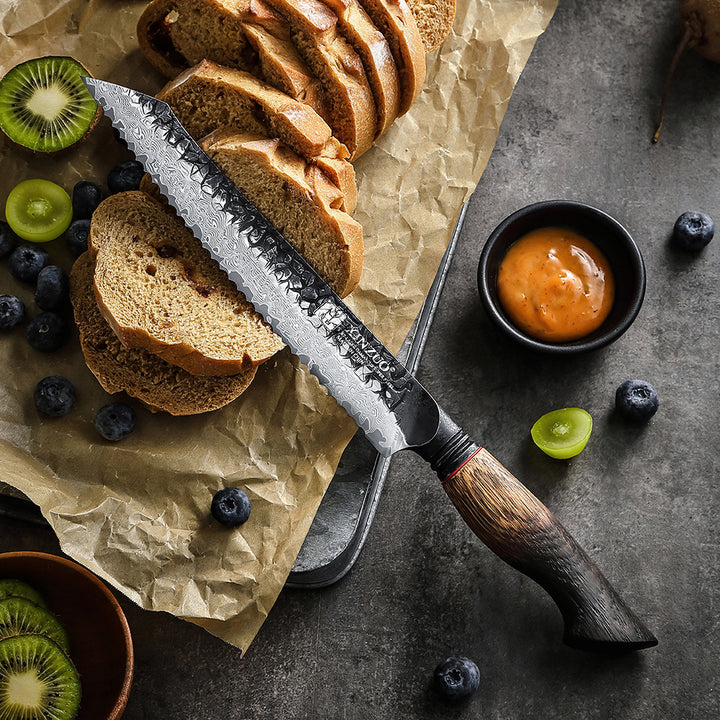 XinZuo X06 Mo broodmes naast gesneden brood op bakpapier