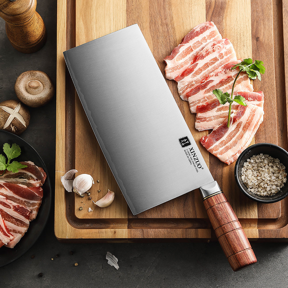 X07 Fu Chinese cleaver op plank met gesneden vlees en kruiden
