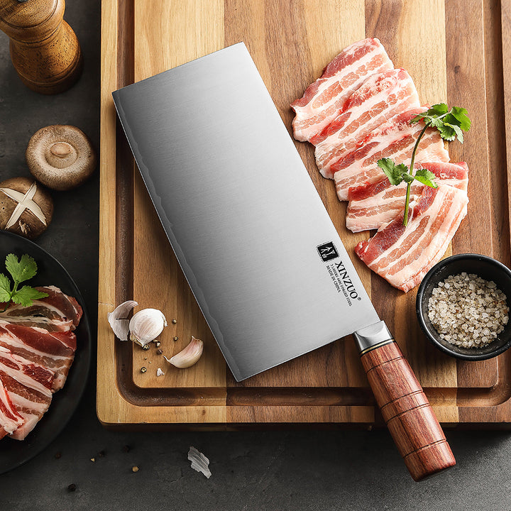 X07 Fu Chinese cleaver op plank met gesneden vlees en kruiden