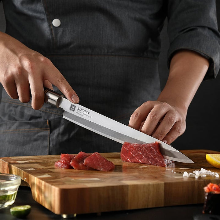 XinZuo SE He sashimi mes snijdt vis op een houten plank