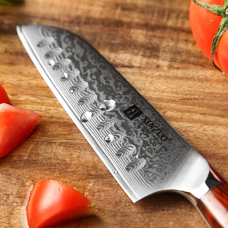 Lemmet van het B13R Yu santokumes met waterdruppels en tomaten