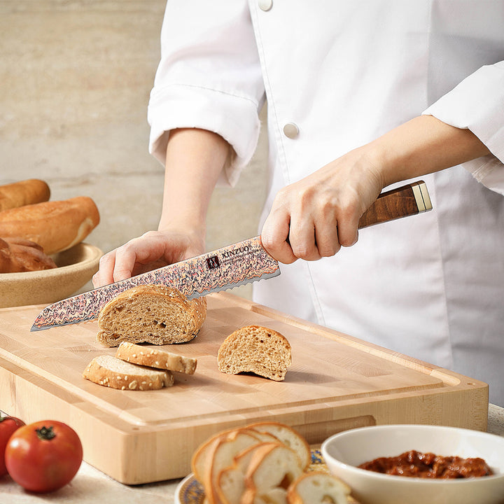 XinZuo X08C Ji broodmes snijdt brood op houten plank, omringd door ingrediënten