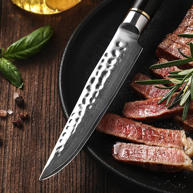 Hezhen B1Z Classic steakmes naast gesneden steak en kruiden op zwart bord