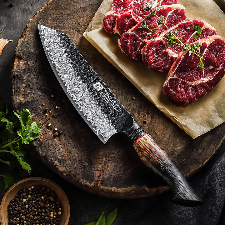 XinZuo X06 Mo santokumes op plank naast gesneden vlees