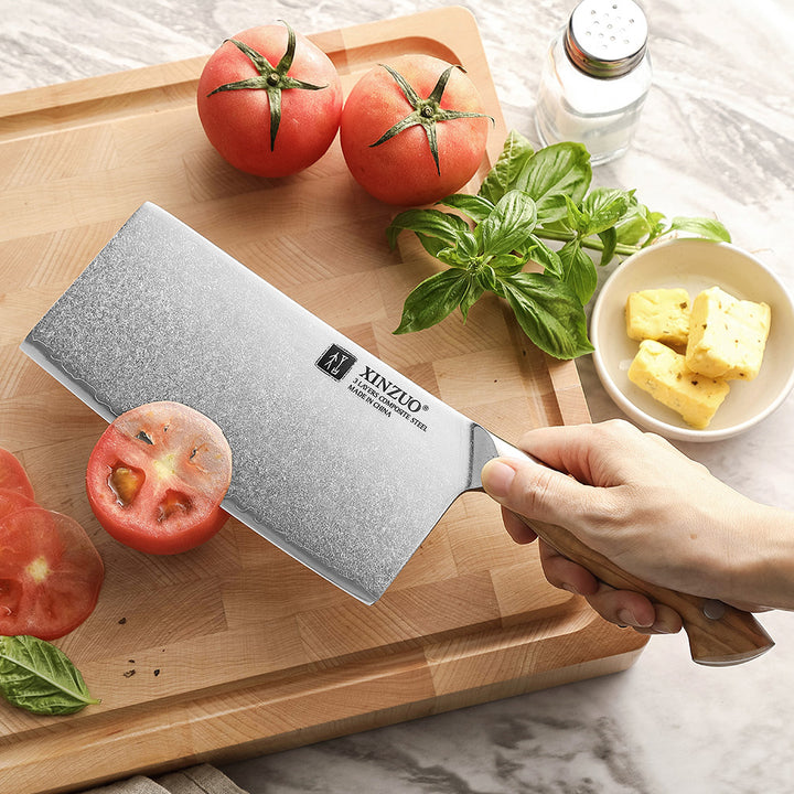 X02O Pin cleaver snijdt tomaat met verse ingrediënten
