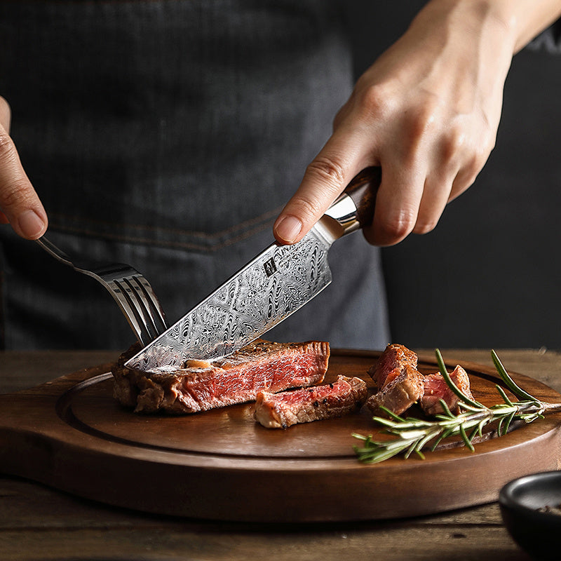 XinZuo B46D Jiang steakmes snijdt vlees met vork op een plank