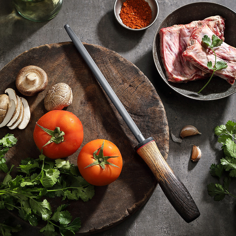 XinZuo X06 Mo aanzetstaal op snijplank met tomaten en champignons