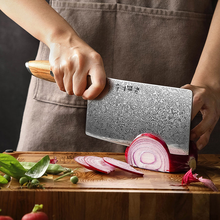 Hezhen X01 Flagship cleaver snijdt een rode ui