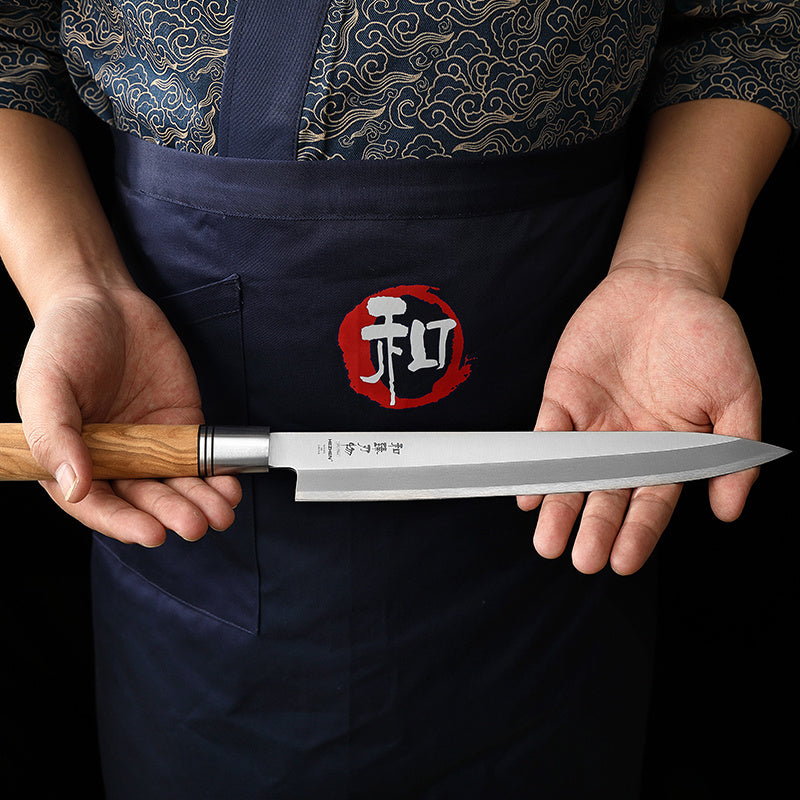 Hezhen SO He sashimi mes vastgehouden met beide handen