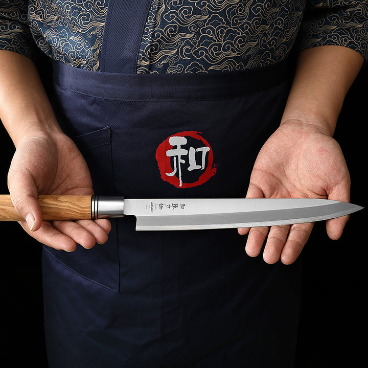 Hezhen SO He sashimi mes vastgehouden met beide handen