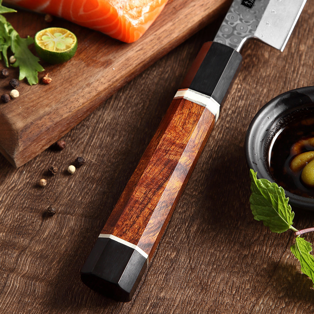 Houten handvat van het XinZuo F3 Zhen kiritsuke met zalm op de achtergrond
