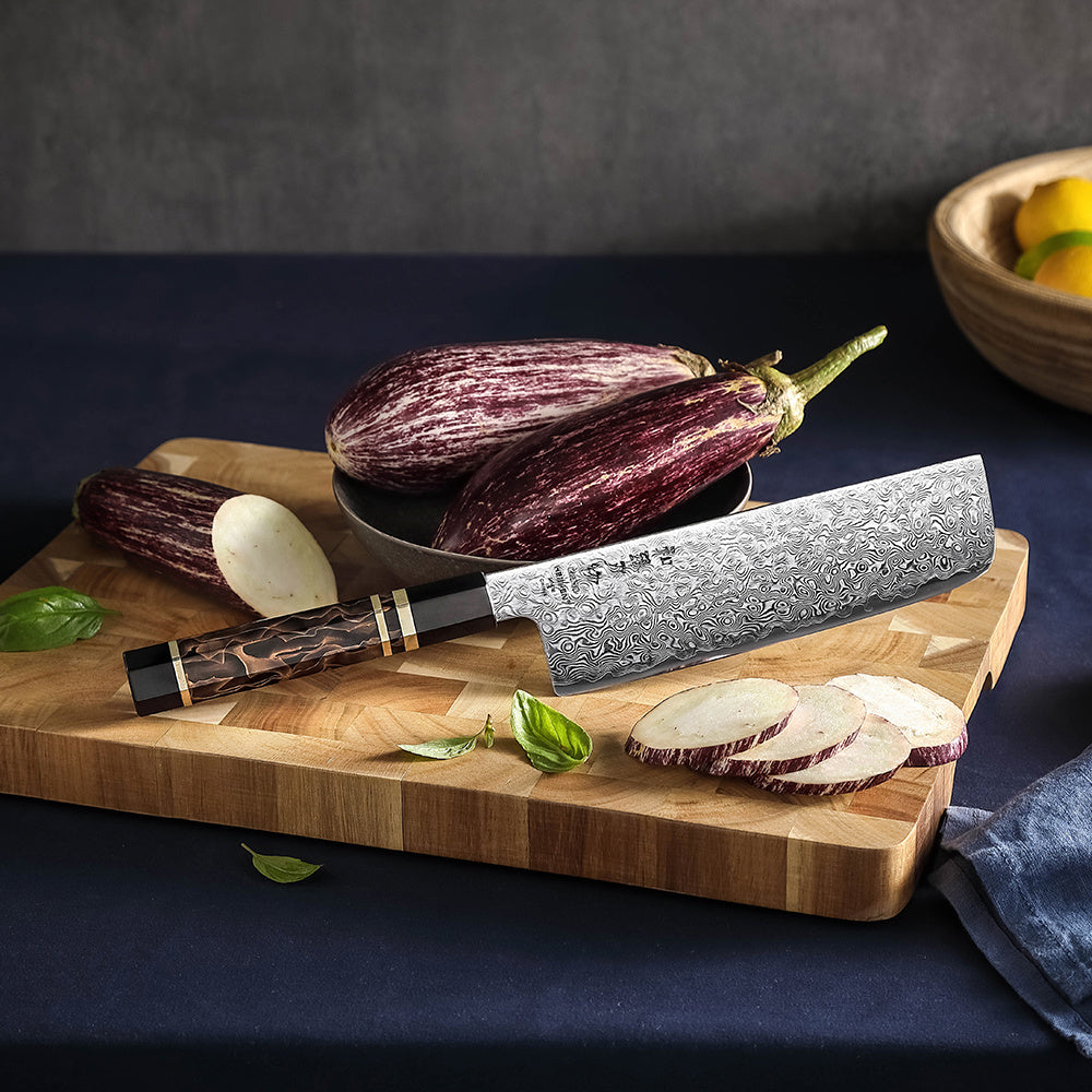 Hezhen X09 Retro nakiri mes op plank naast aubergines en groenteplakken