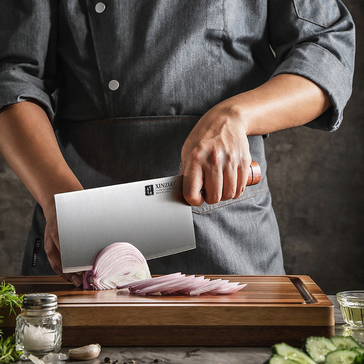 X07 Fu Chinese cleaver snijdt uien op snijplank