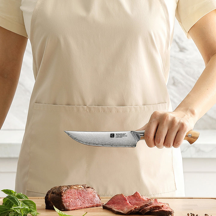 XinZuo steakmes snijdt vlees op een snijplank