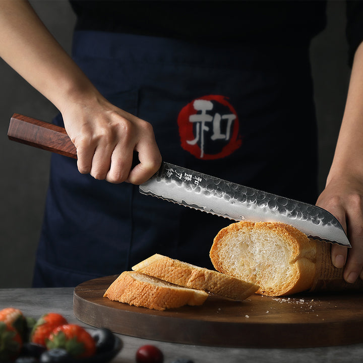 Hezhen PM8S Retro broodmes snijdt brood op een plank