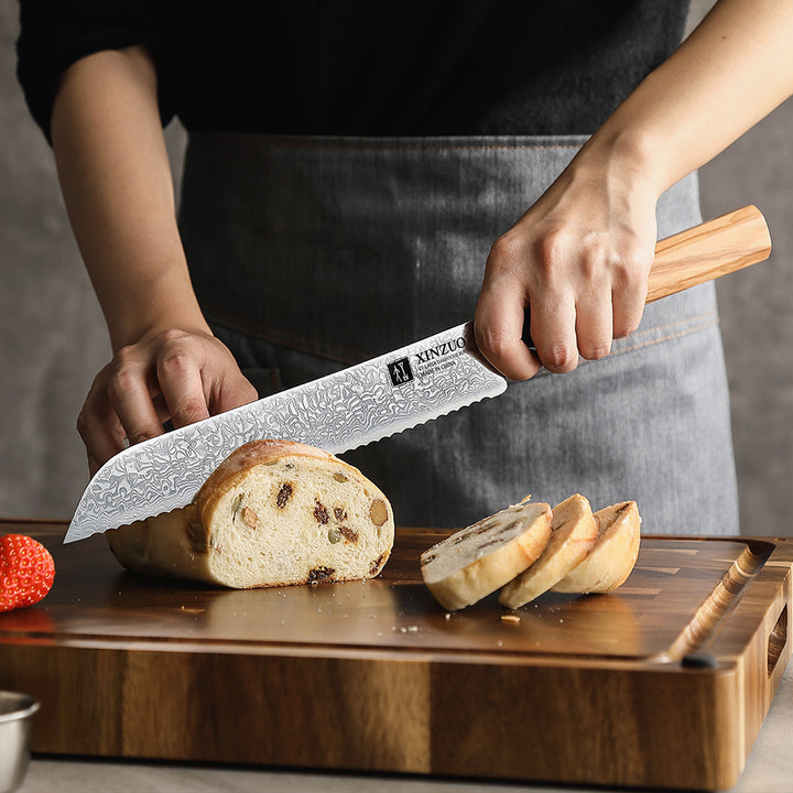 XinZuo PM8O Zhen broodmes snijdt brood, met damastpatroon zichtbaar