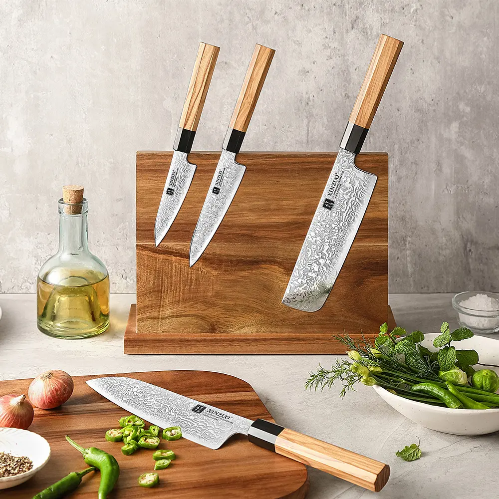 XinZuo PM8O Zhen messenset met koksmes op tafel