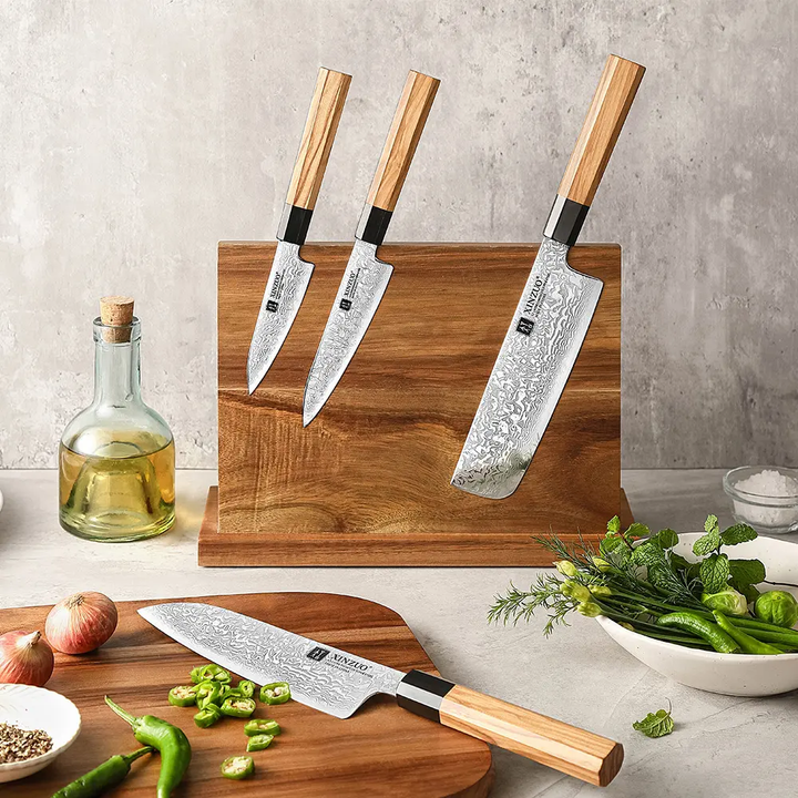 XinZuo PM8O Zhen messenset met koksmes op tafel