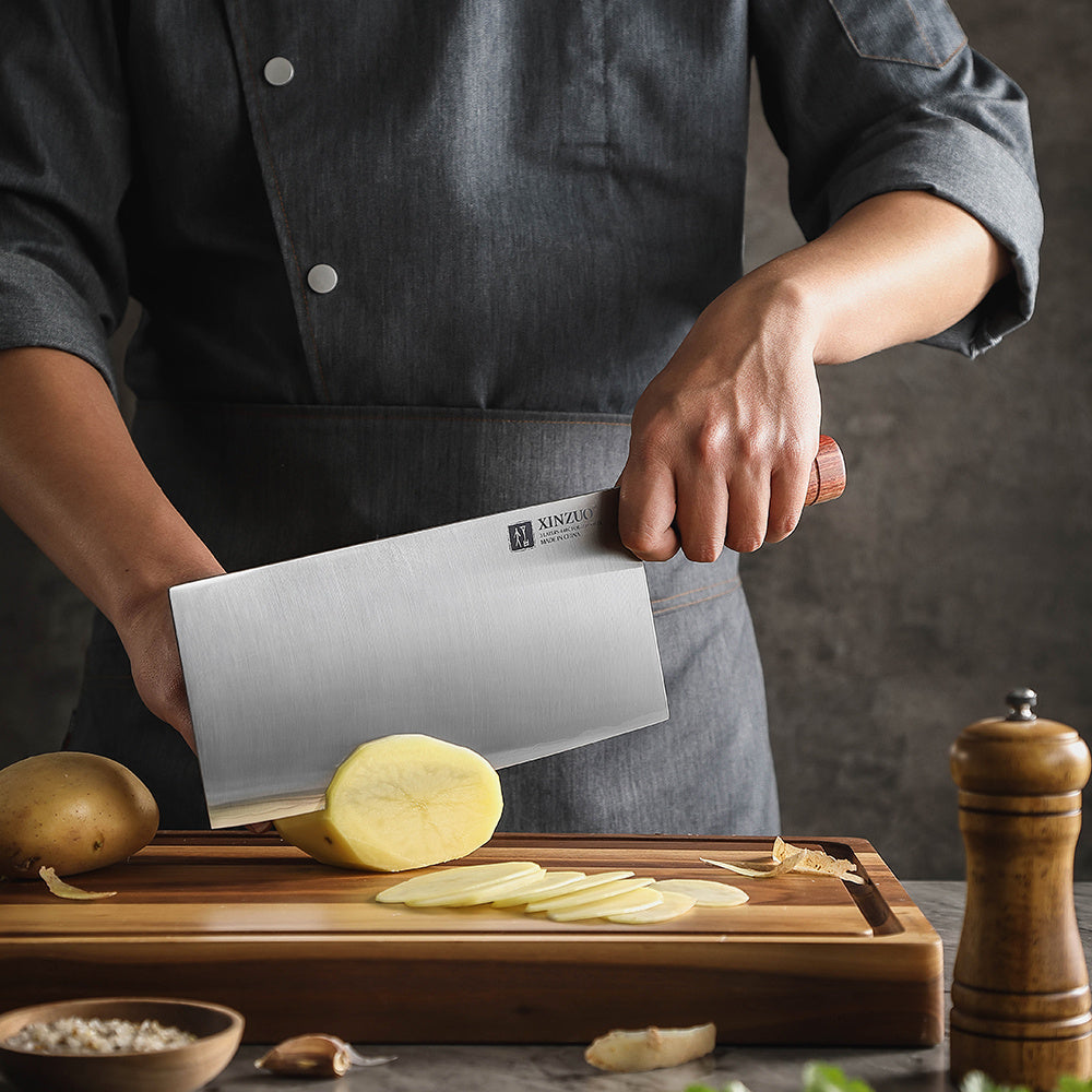 X07 Fu Chinese cleaver snijdt aardappelen op een snijplank