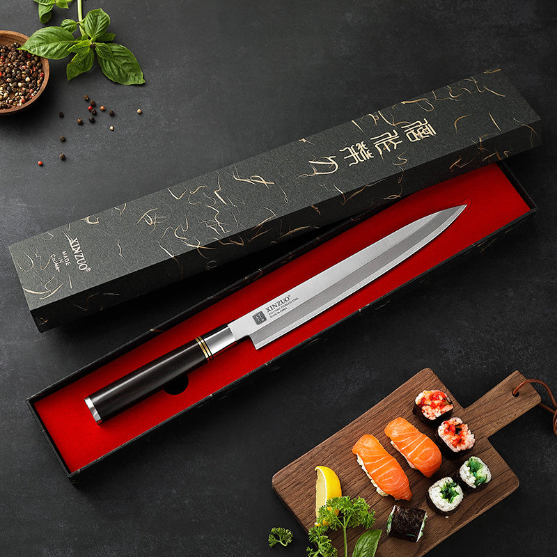 SE He sashimi mes naast sushi in de geschenkdoos