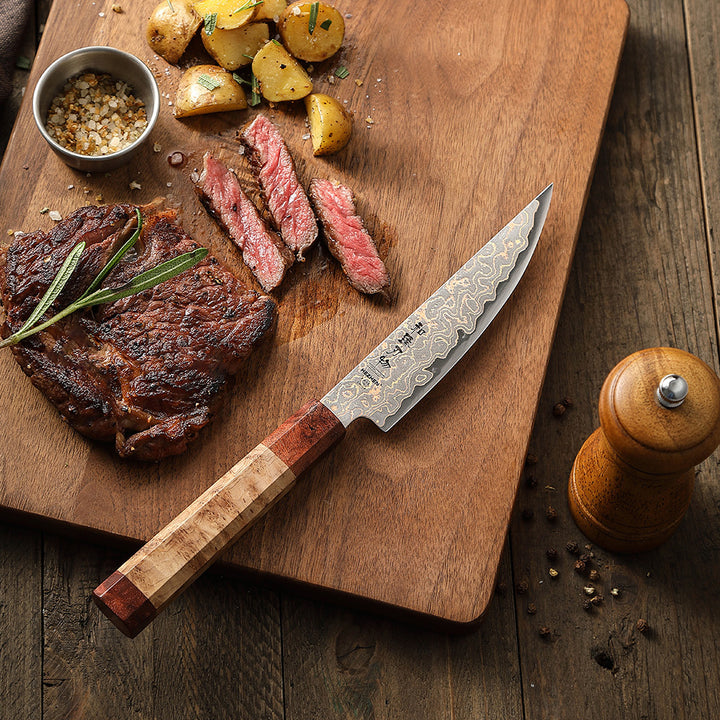 Hezhen X05C steakmes op plank met steak en aardappelen