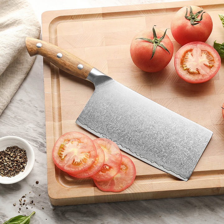 X02O Pin cleaver op snijplank met tomaten en peper