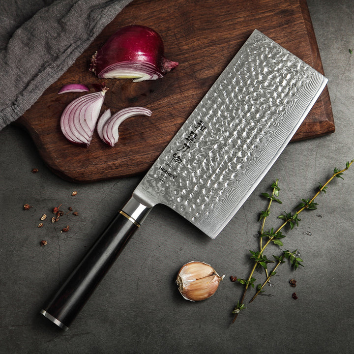 Hezhen B1Z Classic Chinese cleaver op plank met rode ui en kruiden