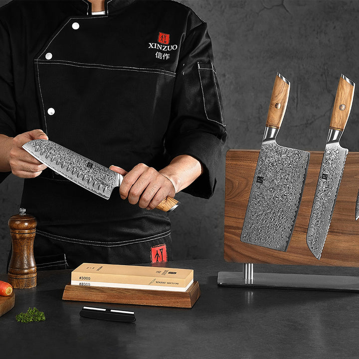 Chef-kok met koksmes en slijpsteen 3000/8000 set in professionele setting