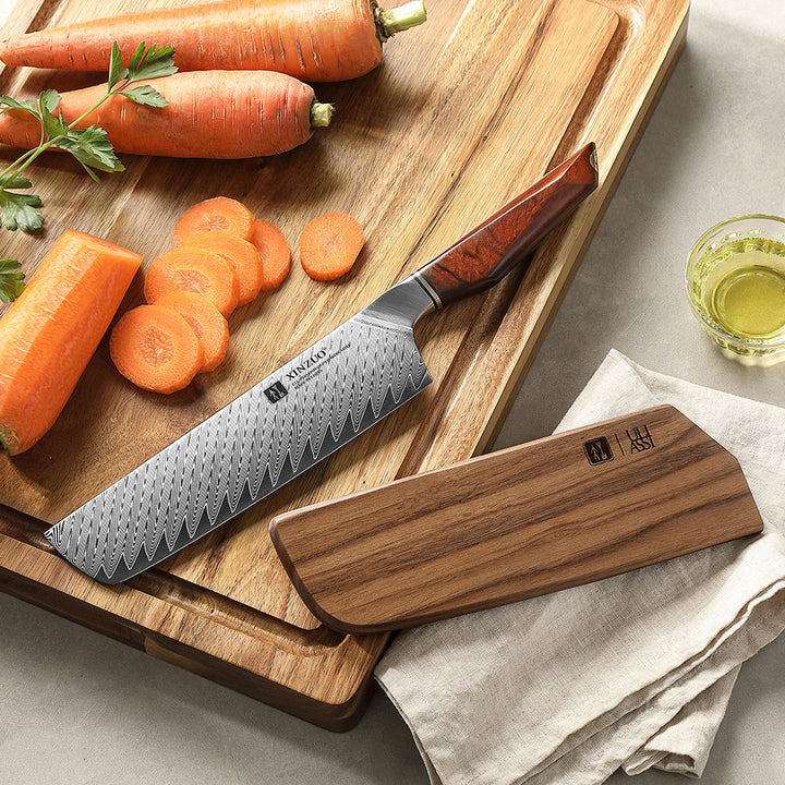 X03 Xing nakiri mes met wortels en olie op plank