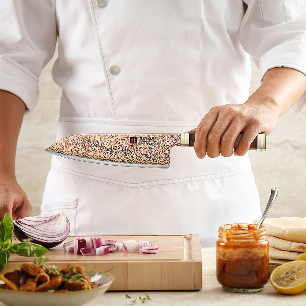 Chef-kok met XinZuo X08C Ji santokumes in keuken