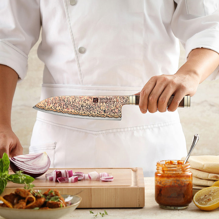 Chef-kok met XinZuo X08C Ji santokumes in keuken