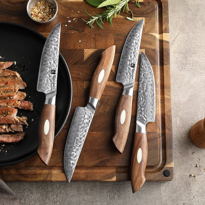 XinZuo B46W Jiang steakmessenset op een snijplank