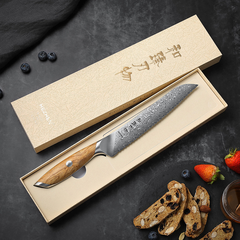 Hezhen X01 broodmes naast gesneden brood en fruit in de geschenkdoos