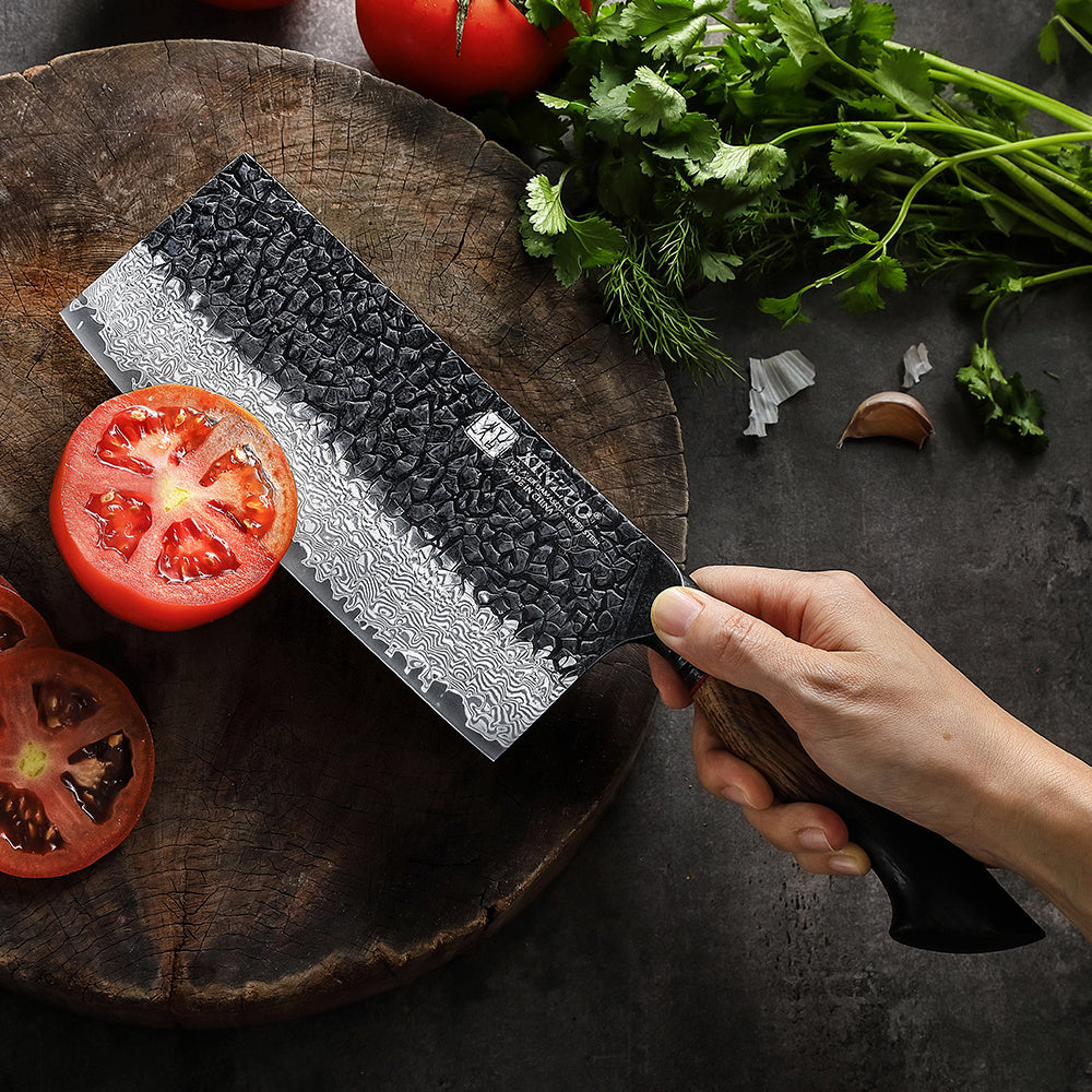 X06 Mo cleaver boven plank met tomaten en kruiden