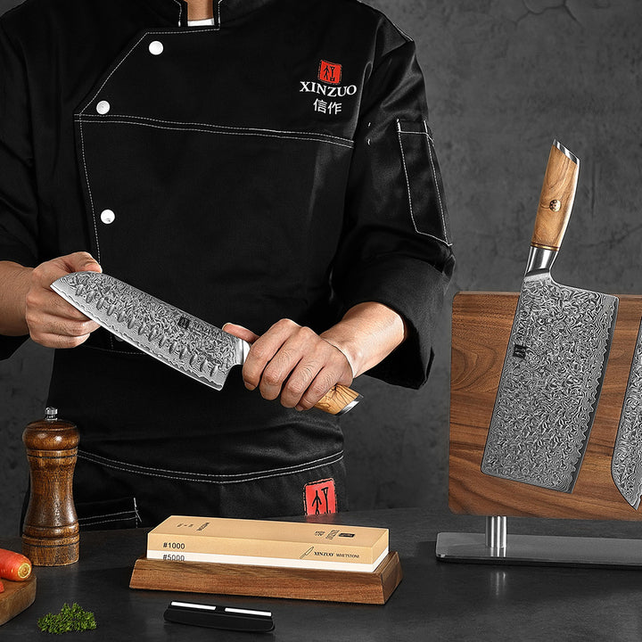 Chef-kok met mes naast slijpsteen 1000/5000 op houten standaard
